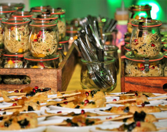 Thailändischer Kräuter-Capellini Nr. 1-Salat mit selbstgemachter Chilisauce, Mangospalten, Minze, Thaibasilikum und Thaischnittlauch