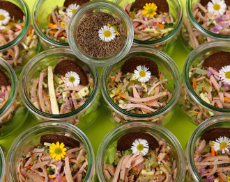 Allgäuer Hütt‘n Wurstsalat mit in Senf gedünsteten Zwiebeln, Gewürzgurken und Kräuterweinessig